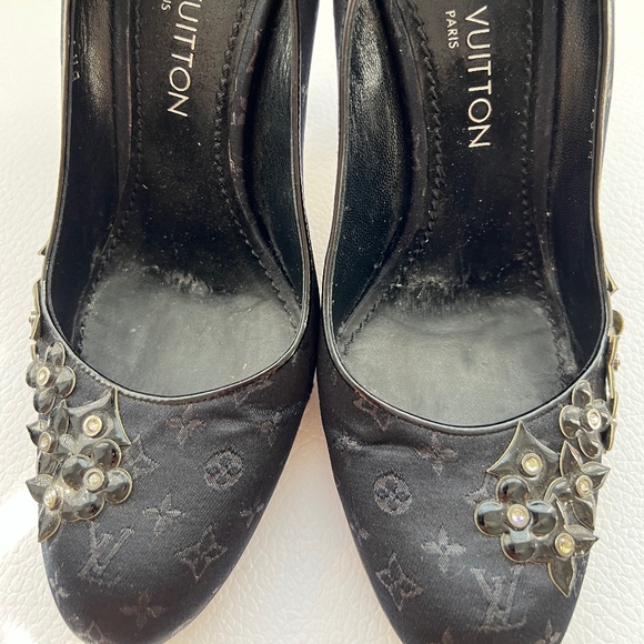 Louis Vuitton - Vintage Logo Monogram Pumps in Patent Leather/Satin/Charms Sz 38 - Picture 7 of 16